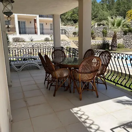 Appartement Stunning Spacious Poolside 2-bed Apt In *