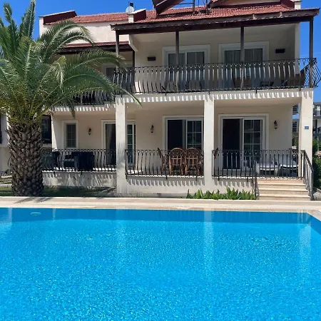 Appartement Stunning Spacious Poolside 2-bed Apt In *