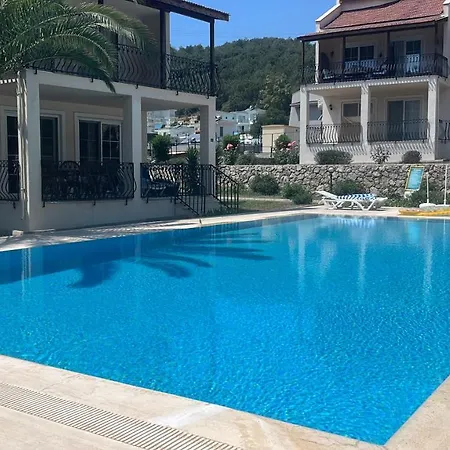 Appartement Stunning Spacious Poolside 2-bed Apt In *